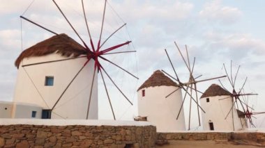 Mykonos adasının ünlü yel değirmenlerinin taşınması, Yunanistan 'ın Mykonos Adası' na yakın