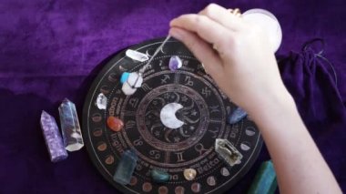 Astrolog ellerinin en iyi görüşü kaderin habercisidir. Astrolojik tahmin, mistisizm ve bilim konsepti. Astrolojik arkaplan.