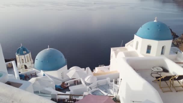 Weißer Kirchturm Blaue Kuppeln Und Vulkankessel Mit Meereslandschaft Einspielung Der — Stockvideo