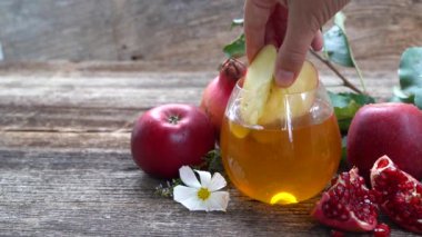 Rosh Hashana Tatili - Birisi şeffaf bal ile bal kavanozuna el daldırıyor