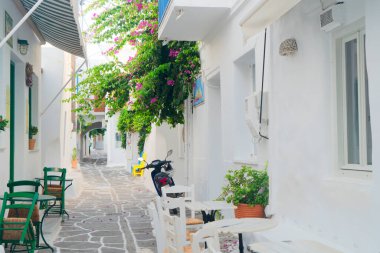 Naoussa tipik beyaz dar sokak, Yunanistan 'ın Paros adasında küçük bir köy