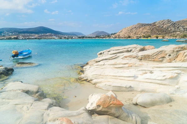 Yunan adasında kayalıklı romantik plaj, yazın Paros Yunanistan