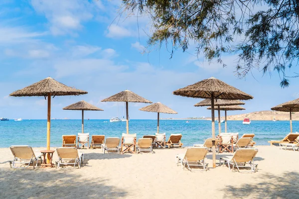 Playa Romántica Con Tumbonas Isla Griega Paros Grecia — Foto de Stock