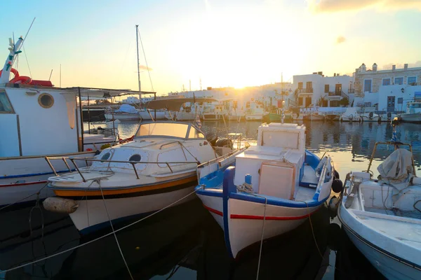 Wioska Naoussa Łodziami Cumowniczymi Zachodzie Słońca Ciepłym Słońcem Wyspa Paros — Zdjęcie stockowe