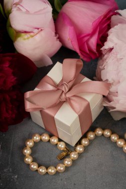 Beyaz hediye kutusuyla taze şakayık çiçekleri