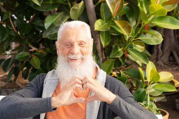 Homme Âgé Souriant Barbe Blanche Cœur Fait Mains Retraite Heureuse — Photo