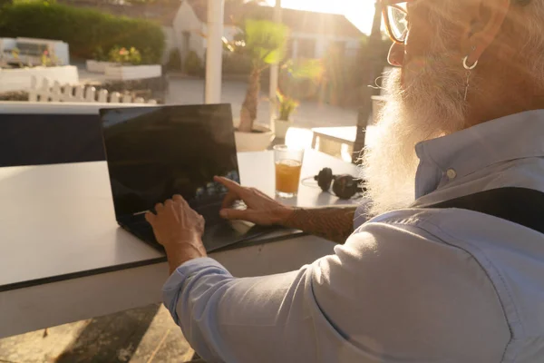Старший Человек Работает Ноутбуком Кафе Домашней Террасе Вид Сзади — стоковое фото