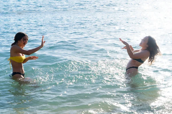 Gelukkig Tiener Meisjes Hebben Plezier Zomer Strand Zwemmen Spetteren Het — Stockfoto