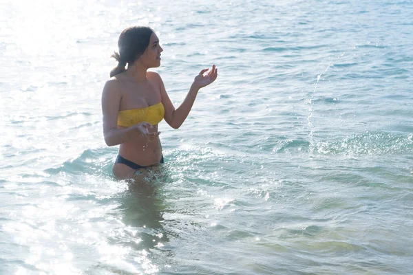 Mooie Jonge Vrouw Bikini Badpak Die Alleen Zee Staat Zonnige — Stockfoto