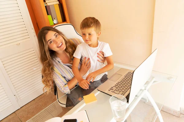 Mãe Sititng Mesa Com Filho Colo Mãe Usando Computador Moderno — Fotografia de Stock