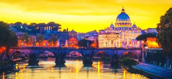 Iluminado Peters Catedral Sobre Puente Río Roma Atardecer Italia Banner — Foto de Stock