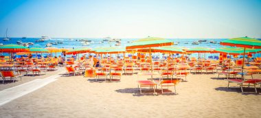 Positano sahilindeki umrellas - ünlü eski İtalyan tatil köyü, İtalya, web pankartı