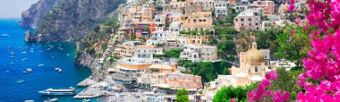 Yazın Positano şehri manzarası - çiçekli eski İtalyan tatil beldesi, İtalya, web pankartı