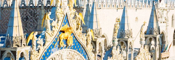 圣马可教堂的细节中世纪狮子 威尼斯共和国的象征 意大利 网页横幅 — 图库照片