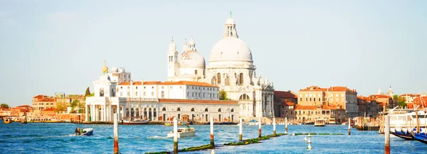 大聖堂サンタ マリア デッラ サルテ大運河の水の上晴れた日 ヴェネツィア イタリア ウェブバナー — ストック写真