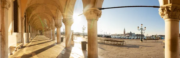 Detalhes Palácio Dos Doges Linha Arcos Embanlment Com Sol Primavera — Fotografia de Stock