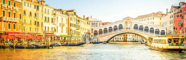 Ünlü Rialto Köprüsü Manzarası Bahar Günü Venedik Talya Web Pankartı — Stok fotoğraf