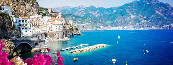 Amalfi Nyári Tengerpart Tirrén Tenger Hajókkal Virágokkal Olaszország Web Banner — Stock Fotó