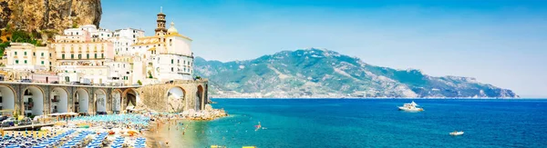 Літо Атрані Пляж Блакитними Парасолями Морською Водою Італія Веб Банер — стокове фото