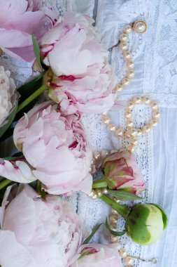 Dantel arka planda taze şakayık çiçekleri, üst manzara, yaz arkaplanı