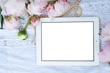 Taze şakayık çiçekleri dantel arkaplan, üst görünüm, yaz arkaplanı, boş tablet ekranında kopya alanı ile taklit et