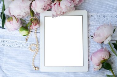 Taze şakayık çiçekleri dantel arkaplan, üst görünüm, yaz arkaplanı, boş tablet ekran ile taklit