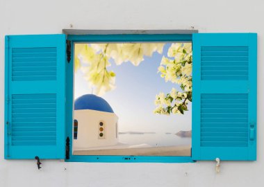 Deniz ve kaldera üzerindeki kilise kubbesi, Santorini adası, Yunanistan, pencereden manzaralı