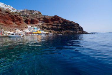 Amoudi Körfezi, Oia Limanı, Santorini Yunanistan güneşli yaz mevsiminde