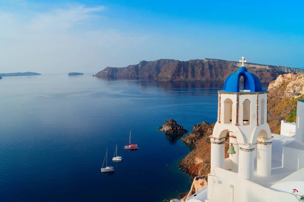 Campanile Chiesa Bianca Con Cupola Blu Vulcano Caldera Con Paesaggio — Foto Stock