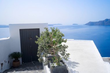 Mavi kapı volkan kalderasına karşı, Santorini adasının güzel detayları, Yunanistan, retro tonlama