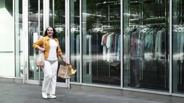 Happy Curvy Woman Ecologic Craft Shopping Bags Enjoying Shopping Consumerism — Video Stock