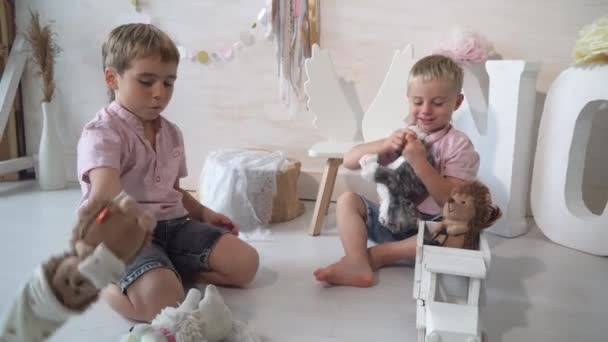 Kinder Spielen Hause Zimmer Zwei Süße Kleine Jungen Reden Über — Stockvideo