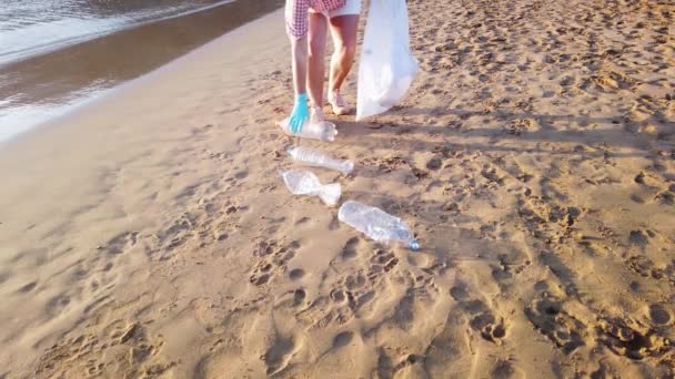Женщина Чистит Пластик Пляже Добровольцы Собирают Мусор Мусорный Мешок Пластиковое — стоковое видео