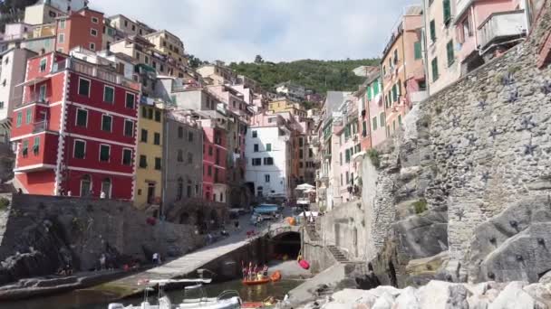 Riomaggiore Pittoresk Stad Med Förtöjda Båtar Cinque Terre Italien — Stockvideo