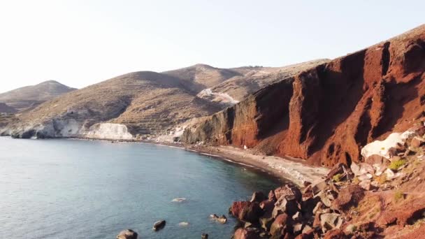 여름에 그리스 산토리니 의붉은 해변을 촬영하는 — 비디오