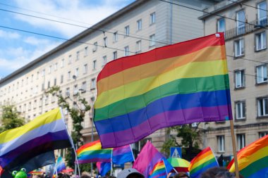 Eşcinsel onur geçidi, gökkuşağı lgbt bayrakları şehrin arka planında