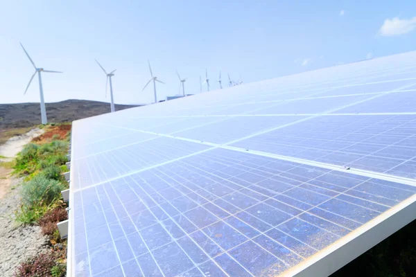Концепция Альтернативной Энергетики Солнечная Электростанция Ветряная Мельница Тонизированная — стоковое фото