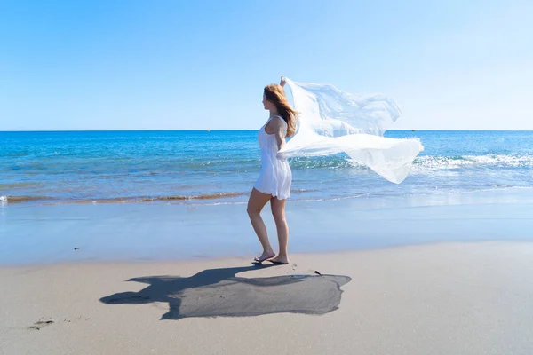 海滩上的女孩 夏天海滩上戴着白围巾的漂亮女人 自由和放松 财务独立 提前退休的概念 — 图库照片