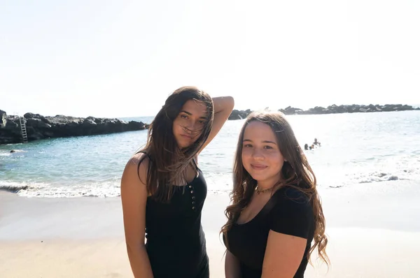 Meninas Adolescentes Felizes Divertindo Verão Visão Traseira Friendsheep Conceito Juventude — Fotografia de Stock
