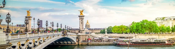 Paris Tarihi Ünlü Alexandre Iii Köprüsü Seine Üzerinde Mavi Gökyüzü — Stok fotoğraf