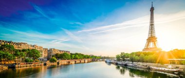 Paris Eyfel Kulesi ve Paris şehri Paris, Fransa 'da gün doğumunda Seine nehrine yansıyor. Eyfel Kulesi, Paris 'in en ikonik simgelerinden biridir.