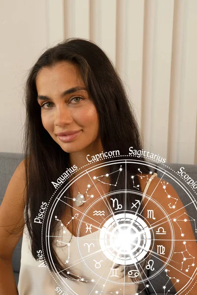Portré Fiatal Gyönyörű Barna Overlay Horoszkóp Chart Asztrológia Állatöv Jelek — Stock Fotó
