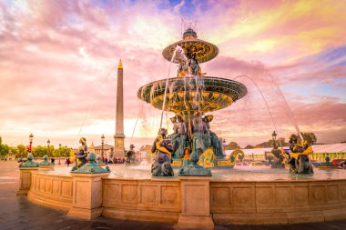 Concorde Meydanı 'ndaki çeşme ve Luxor Obelisk, Paris Fransa' daki güneş ışığı.