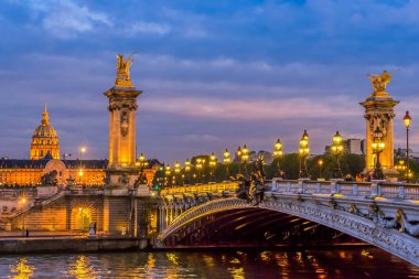 ünlüsü Alexandre III Köprüsü mor gece, Paris, Fransa