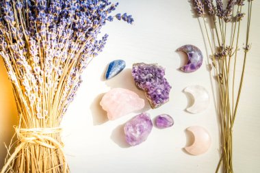 Gemstone mineralleri, lavanta çiçekli taşlar ve dikilitaşları. Büyücülük, bitkisel tıp ve şifa, Reiki Kristal Ayini için sihirli şifa taşı, cadılık, ruhani esrarengiz uygulamalar.