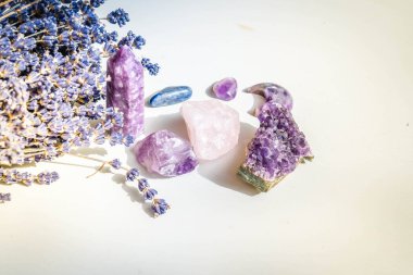 Gemstone mineralleri, kuru lavanta çiçekli taşlar ve dikilitaşları. Büyücülük, bitkisel tıp ve şifa, Reiki Kristal Ayini için sihirli şifa taşı, cadılık, ruhani esrarengiz uygulamalar.