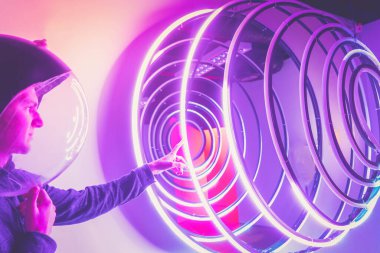 İnsanoğlunun sanal metaevren içindeki görüntüsü, sanal oyun ve artırılmış gerçeklik konsepti,