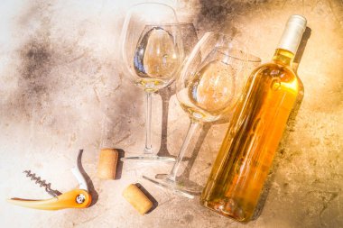 beyaz şarap bardakta ve şişede, üst görünümde, tonlu