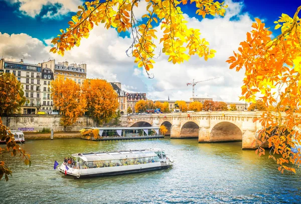 Pont Neuf Rivier Seine Wateren Met Cruiseschip Blauwe Lucht Met — Stockfoto