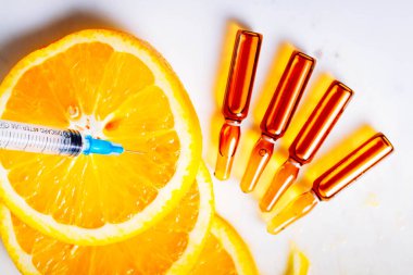 C vitamini, doğal anti aging kozmetik serum ampullas ve şırınga, tonlu